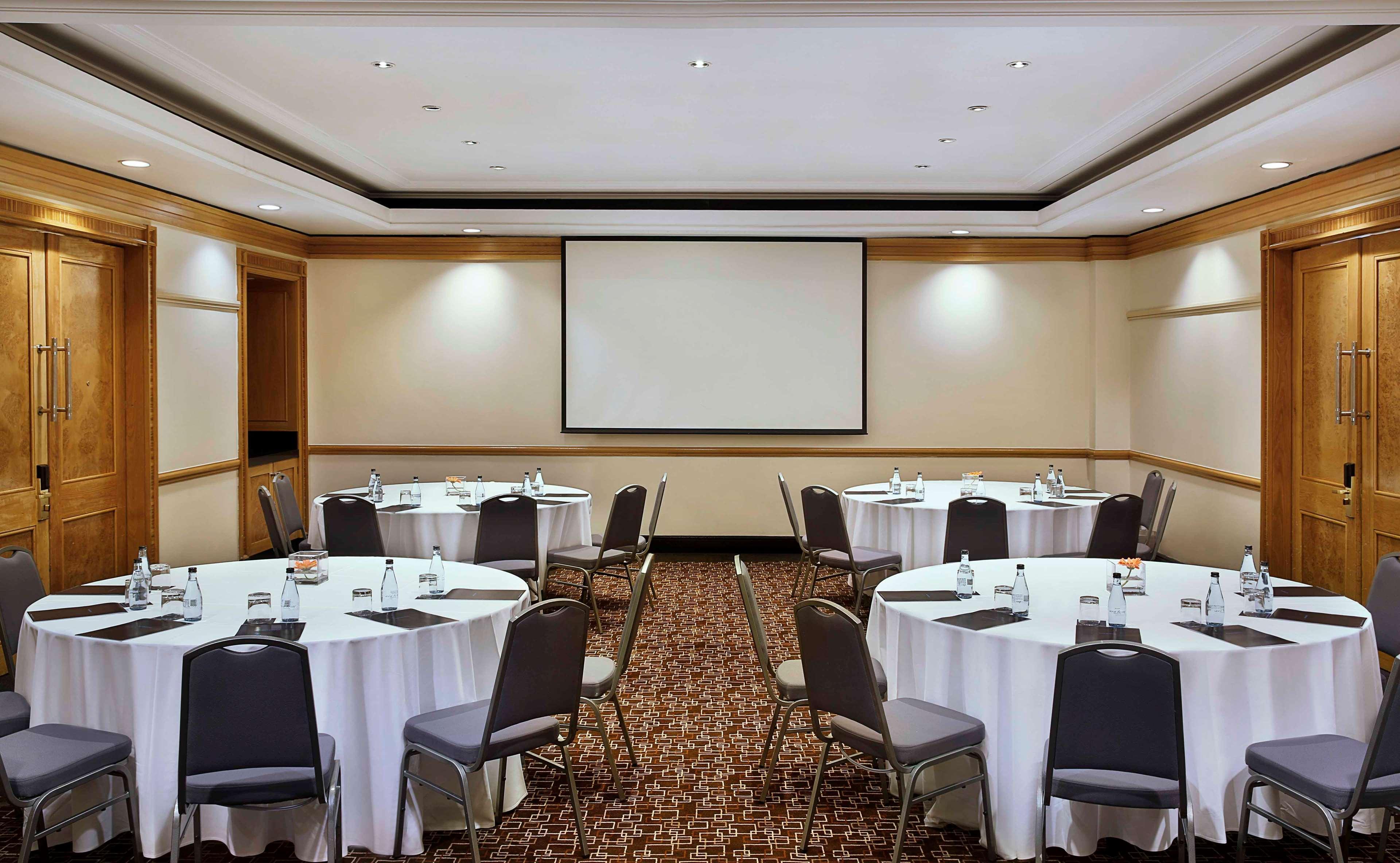 Hilton Sandton 5*